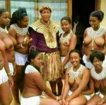 President Jacob Zuma chilling with bare breasted women (Source: OluFamous.Com)